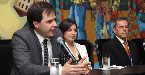 O procurador-geral do MPCMG, Daniel Guimarães, ao lado da diretora do TCEMG, Milena de Brito (Foto: Karina Camargos Coutinho)